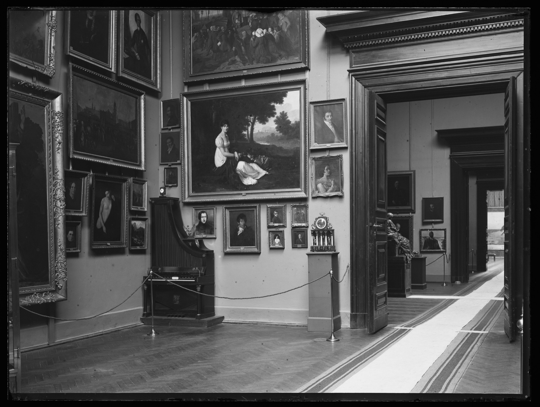 The Matejko Room in the Gallery of Polish Art in the Cloth Hall, around 1900.